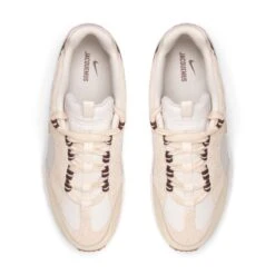 Nike X JACQUEMUS AIR HUMARA LX -Bodega NikeXJACQUEMUSAIRHUMARALXLIGHTBONEGOLD SAIL8DR0420 001 4